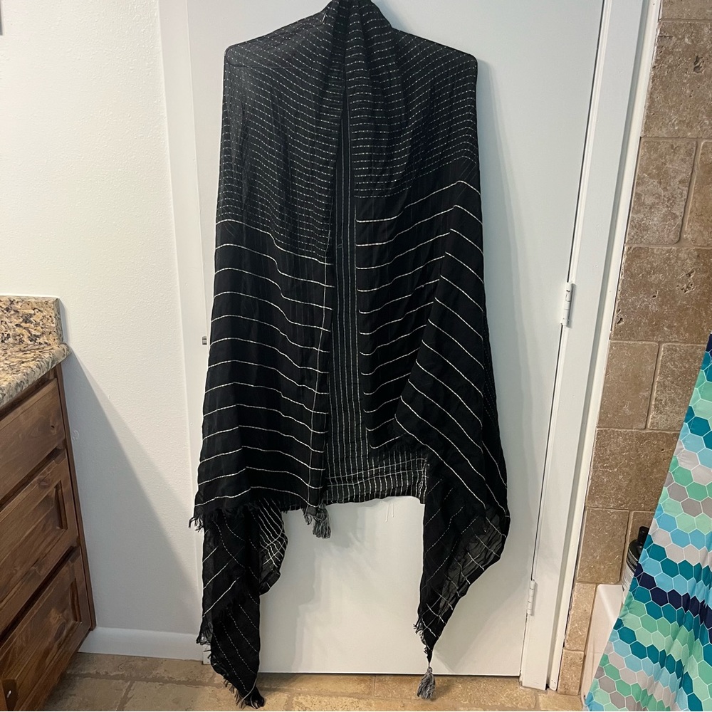 Lululemon shawl wrap scarf blanket black and white one size fits all o/s